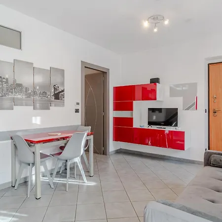Guesthost - Cozy Near Spezia Metro, Apartman *