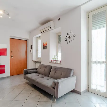 Apartment Guesthost - Cozy Near Spezia Metro,