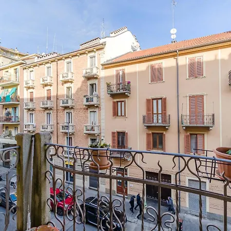 Guesthost - Cozy Near Spezia Metro, Apartman