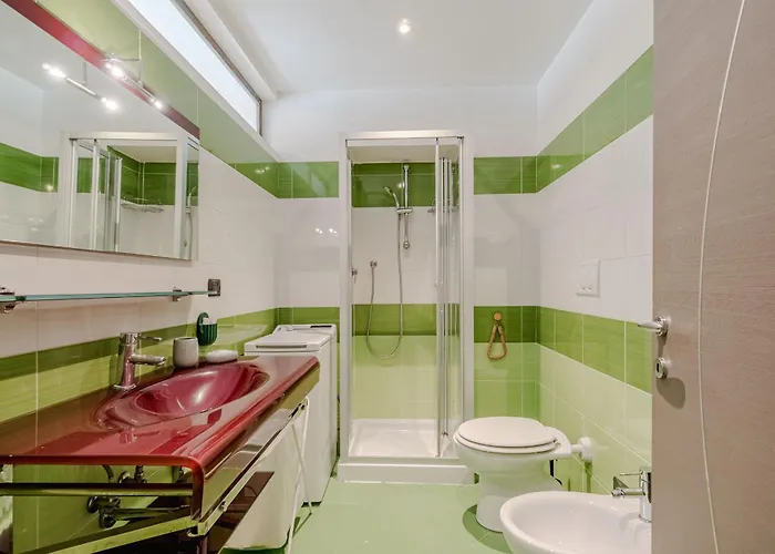 Guesthost - Cozy Near Spezia Metro, Apartman *