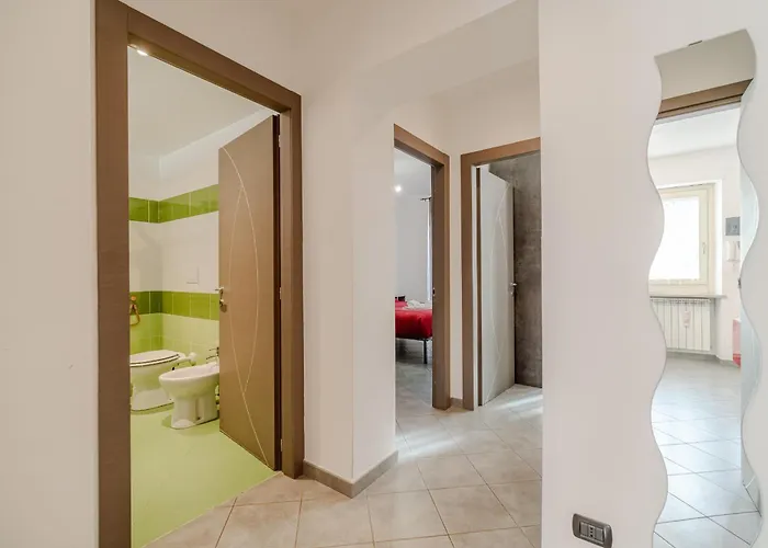 Guesthost - Cozy Near Spezia Metro, *