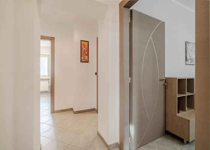 Guesthost - Cozy Near Spezia Metro, Apartman