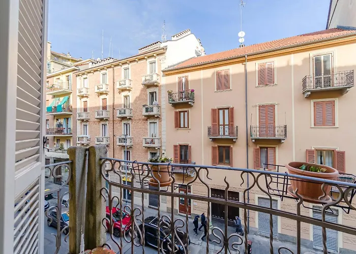 Guesthost - Cozy Near Spezia Metro, Apartman