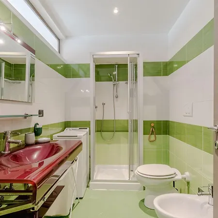 Guesthost - Cozy Near Spezia Metro, Apartmán *