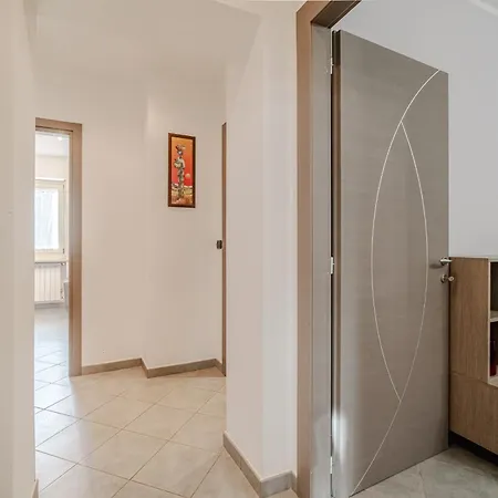 Guesthost - Cozy Near Spezia Metro, דירה